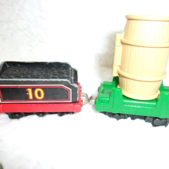 T-176 ST OF 10 THOMAS THE TRAIN MAGNETIC CONNECTING CARS - Picture 6 of 8